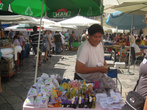 Рыночная площадь в Старом городе Дубровника
Торгуют типичными средиземноморскими диковинками — травами, маслами, пряностями, сувенирами..