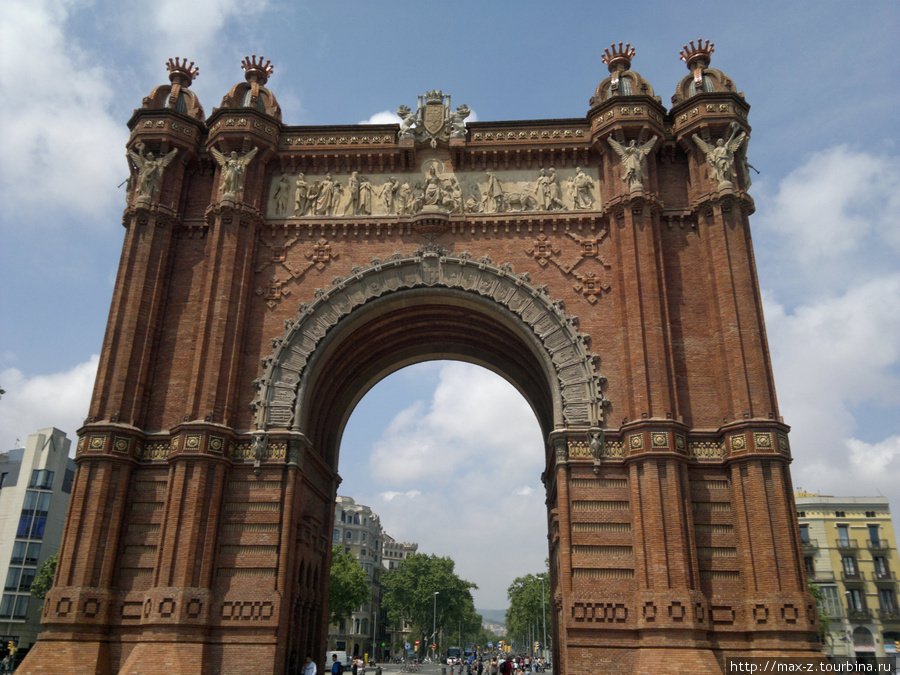 Триумфальная арака на пути в парк Цитадель. Барселона, Испания