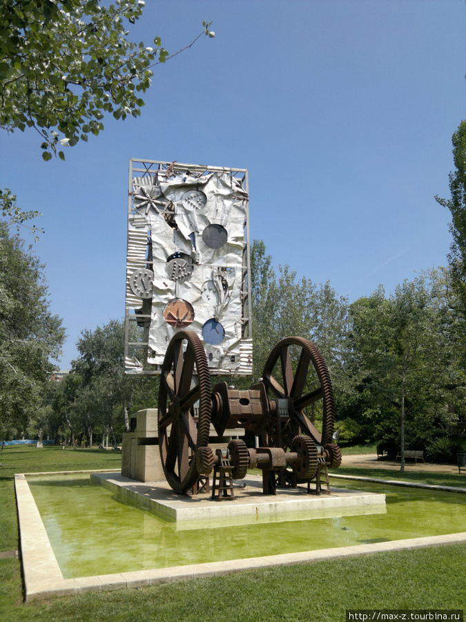 Скульптура современного искусства в парке Цитадель. Барселона, Испания