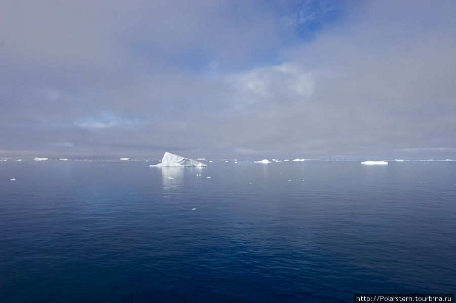 Необыкновенная водная гладь Пролив Антарктик-Саунд, Антарктида