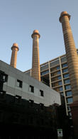 Три башни как дань индустриализации на улице Параллель.