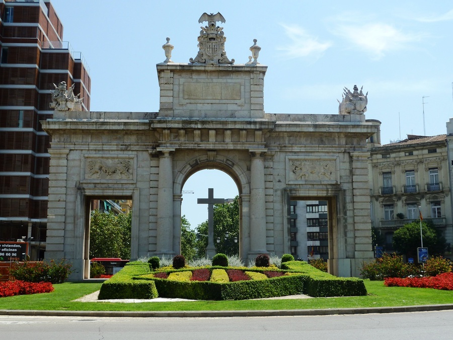 Ворота в город на площади Porta de la Mar Валенсия, Испания