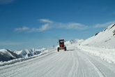 Снегоуборочная техника исправно работает даже в таких забытых уголках. Всю дорогу успели расчистить, цепи в этот раз не понадобились.
