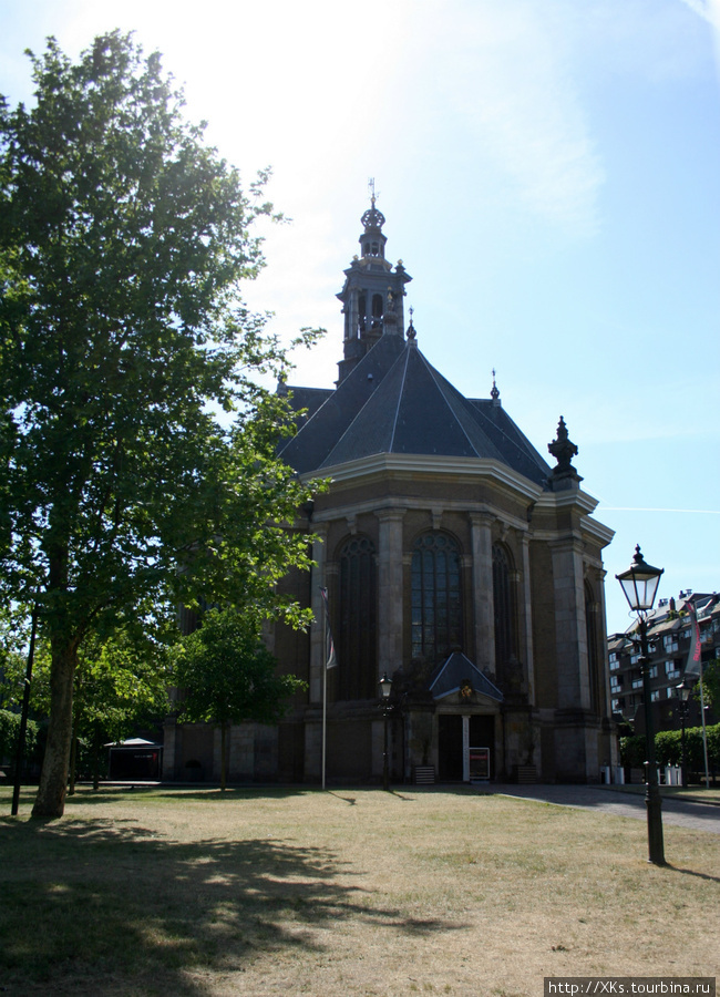 Новая Церковь De Nieuwe Kerk 
довольно необычная для церкви эмблема и электронная музыка на сайте церкви :)
http://www.nieuwekerkdenhaag.nl/ Гаага, Нидерланды