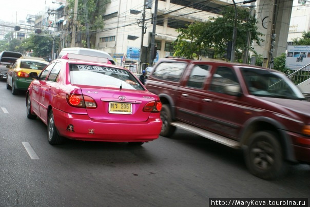 Такси тайцы. Разноцветное такси в Тайланде. Тайский таксист. Такси Таиланд с зеленым номерным знаком. Розовое такси в Бангкоке внутри.