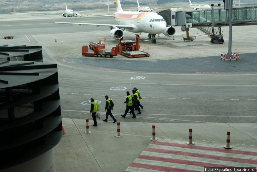 аэропорт, предполетная подготовка Мадрид, Испания