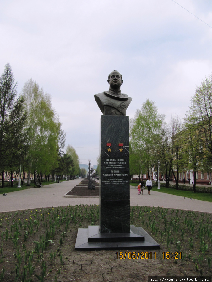 памятник летчику-космонавту А.А. Леонову- первому человеку, вышедшему в открытый космос Кемерово, Россия