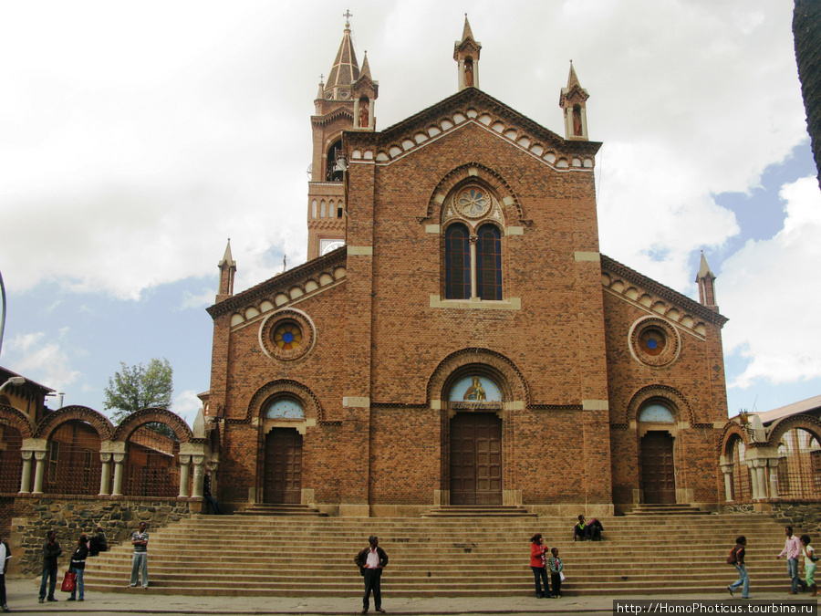 На улицах Асмэры, собор Иоанна и Марии Эритрея