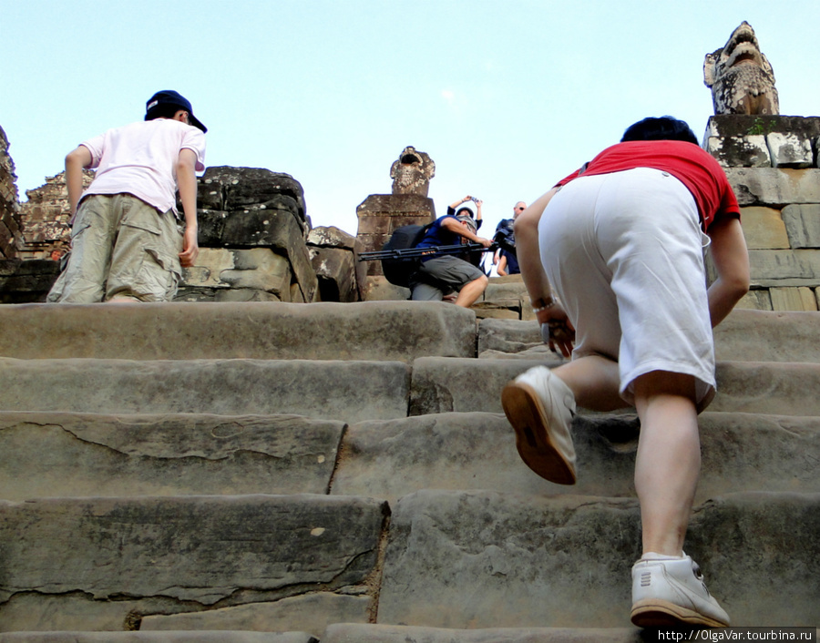 Ступени очень высокие и узкие, без помощи рук не обойтись Ангкор (столица государства кхмеров), Камбоджа