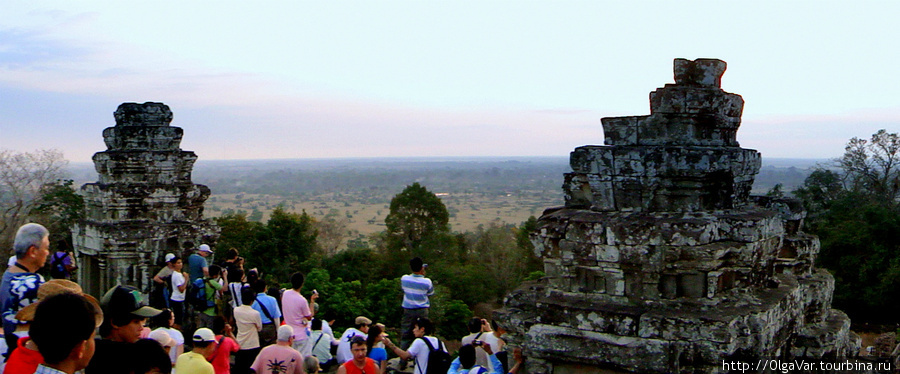 Древний храм Пном Бакхенг — популярное место, где можно наблюдать заход солнца Ангкор (столица государства кхмеров), Камбоджа