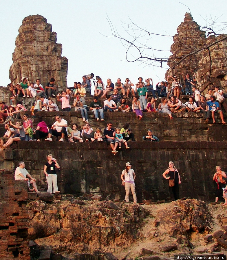 Заполнив все ярусы, туристы собрались как на спектакль. Ангкор (столица государства кхмеров), Камбоджа