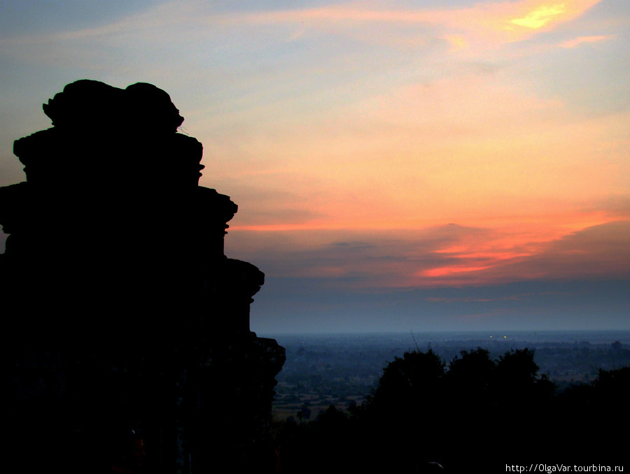 Вечерняя мгла над Пном Бакхенгом Ангкор (столица государства кхмеров), Камбоджа