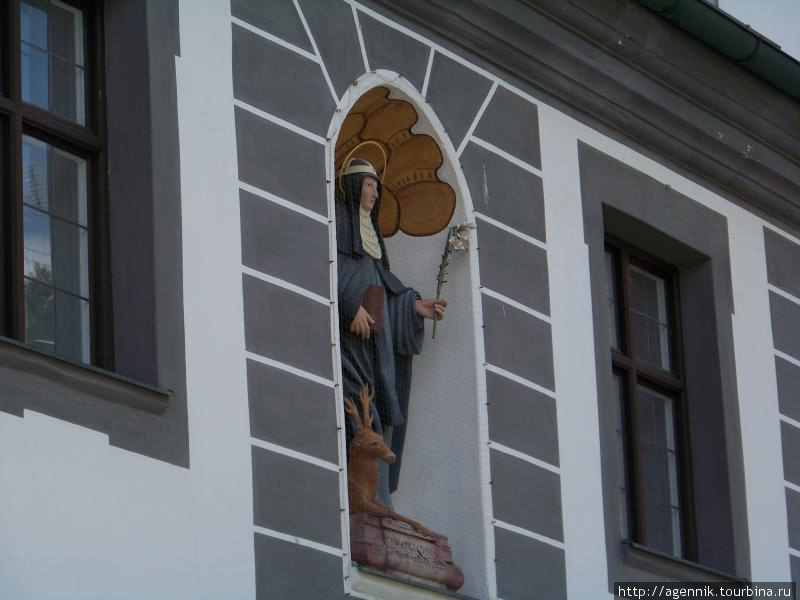 Статуя Марии на фасаде монастыря Альтомюнстер, Германия