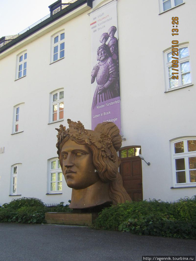 Голова скульптуры Баварии — за ней вход в городской музей Фюрстенфельдбрук, Германия