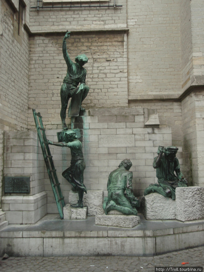 Памятник строителям собора Антверпен, Бельгия