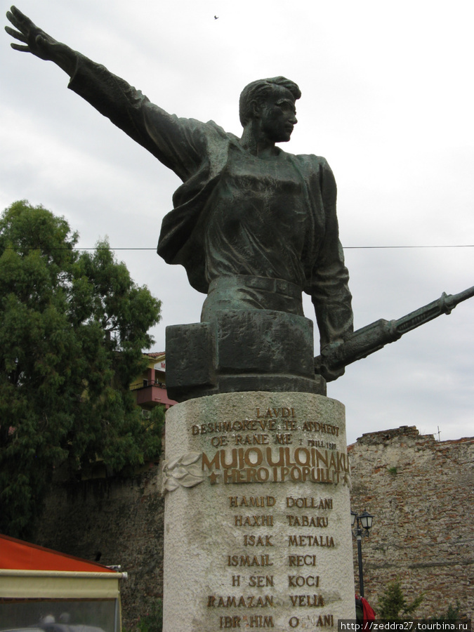 памятник албанскому партизану, поставленный в 1942 году, т.е. ещё во время ВОВ Дуррес, Албания