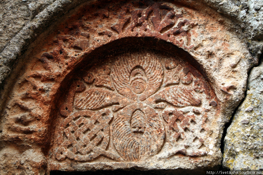 Гехард — Монастырь копья в ущелье горной реки Азат Гегард, Армения