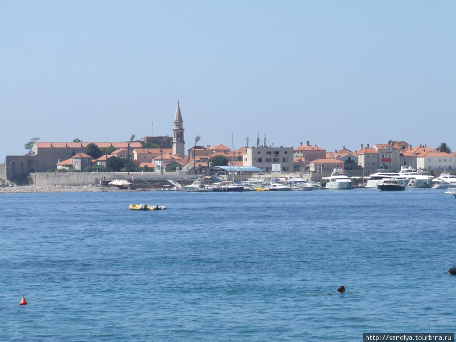 Будва с моря  во время путешествия на катере к островам Будванской ривьеры Черногория