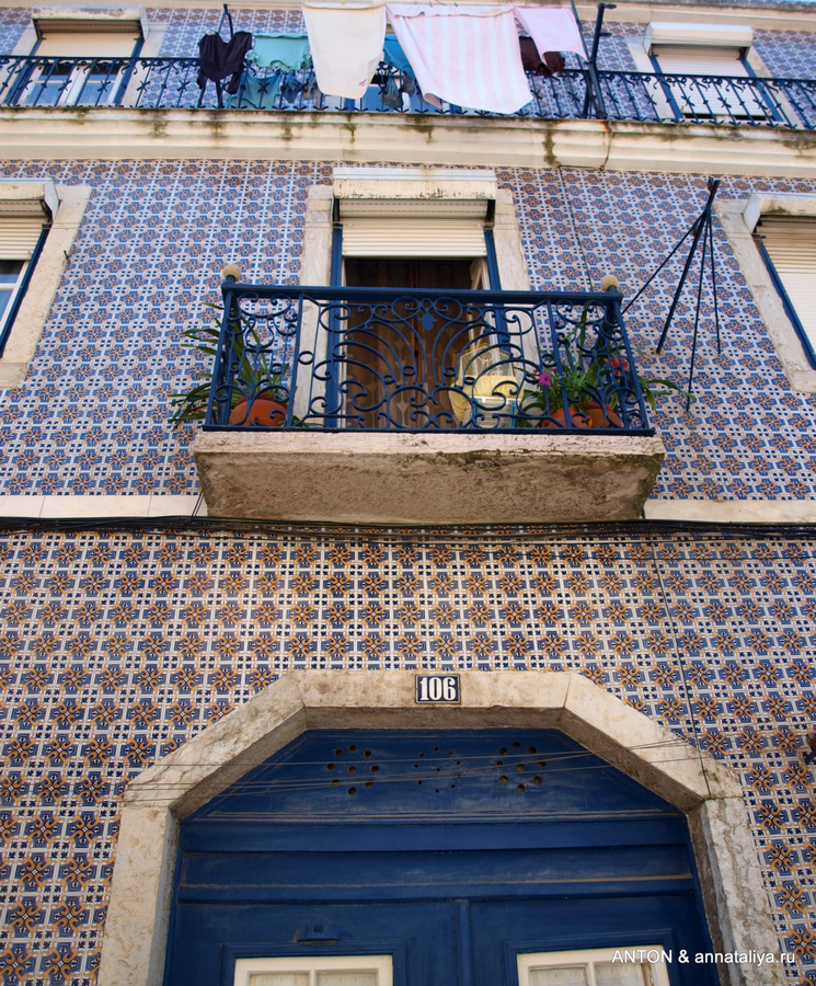 Стены домов покрыты изразцами — азулежуш Лиссабон, Португалия