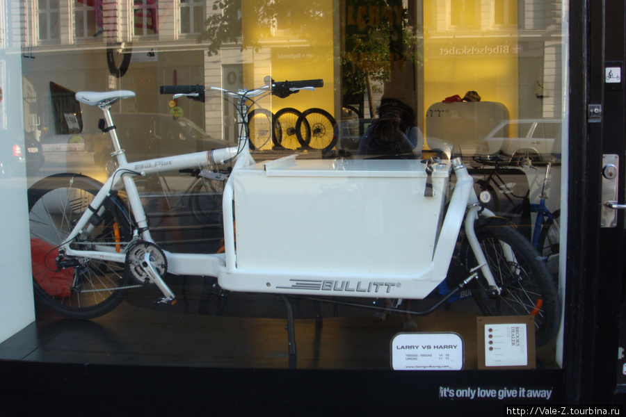 Вот такой вот велосипед я увидела в витрине магазина. Дания