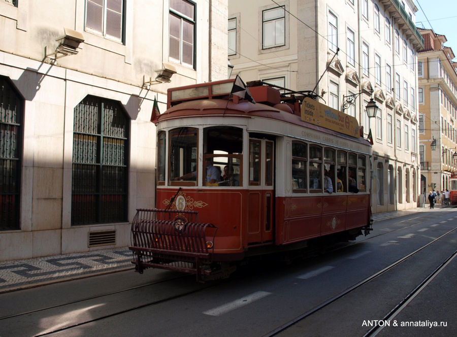 А это — туристический трамвай, идущий по тому же маршруту, что и рейсовый №28 Лиссабон, Португалия