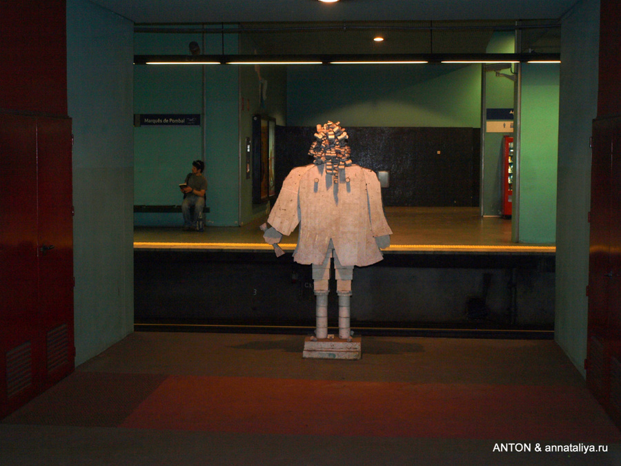 Иногда станции метро украшены скульптурами Лиссабон, Португалия