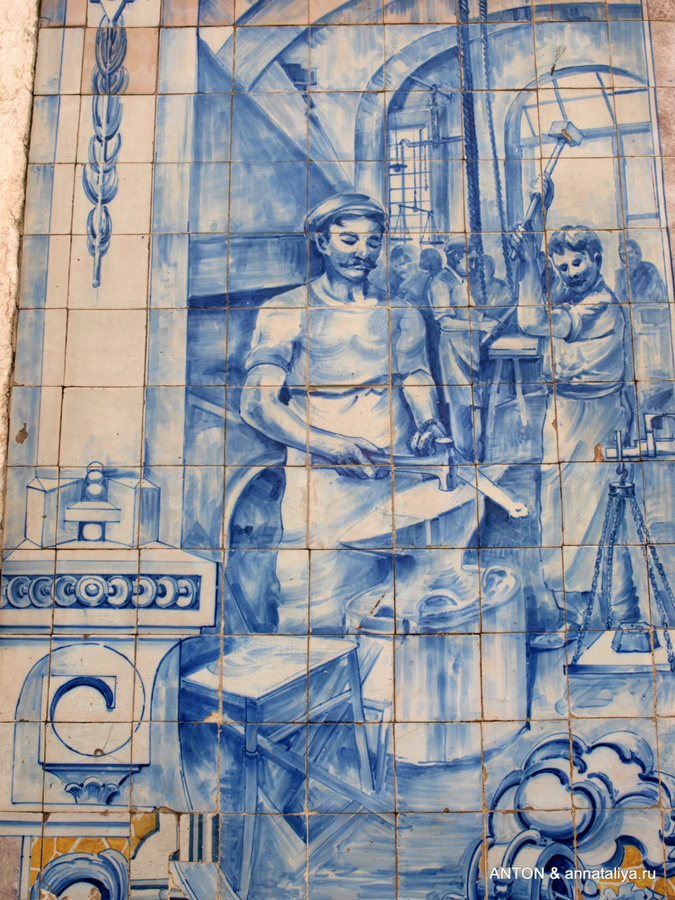 Азулежуш — плиточки-изразцы. Встречается, что ими на стенах домов выложены целые картины Лиссабон, Португалия