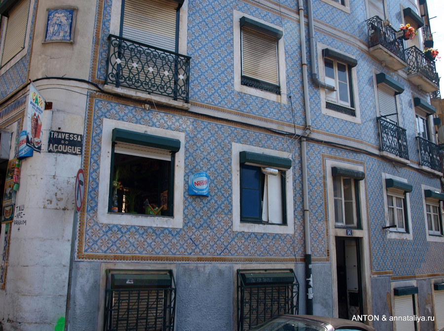Часто стены домов выложены азулежуш полностью Лиссабон, Португалия