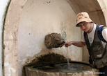 Антон у старинного фонтана — источника