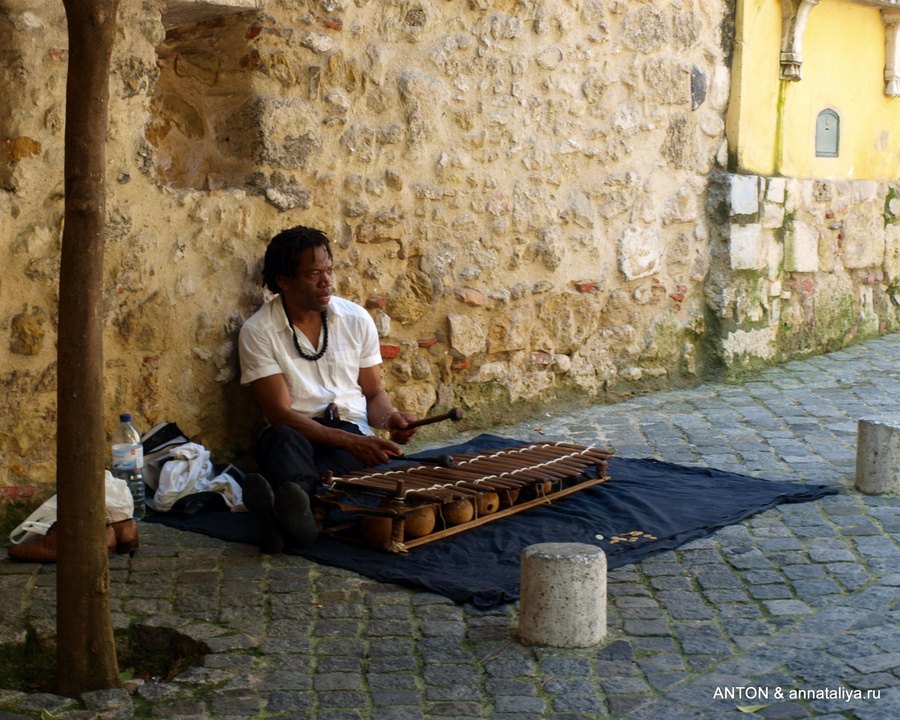 Музыкант-мавр в крепости Лиссабон, Португалия