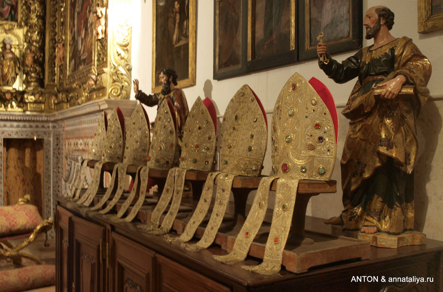 Собор Се. Коллекция церковный старинной одежды и головных уборов Лиссабон, Португалия