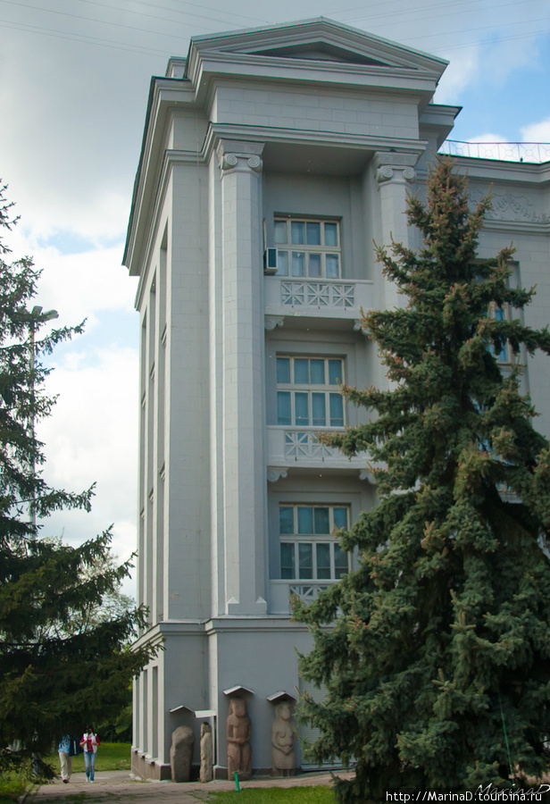 О язычестве в Украине также напоминают половецкие «бабы» возле главного входа в здание Исторического музея. Киев, Украина