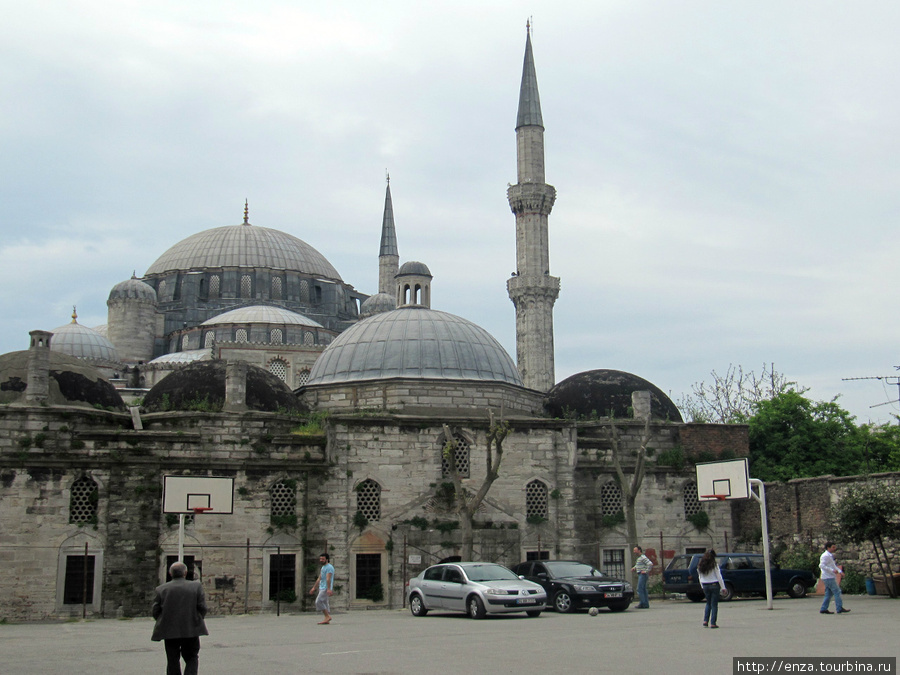 Двор Vefa Lisesi и Мечеть наследника. Стамбул, Турция
