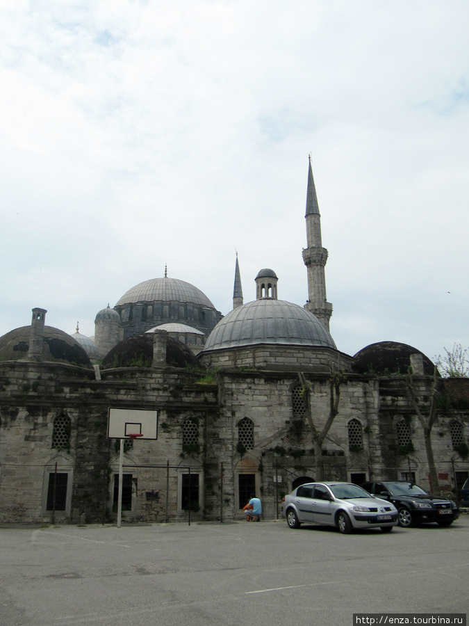Двор Vefa Lisesi и Мечеть наследника. Стамбул, Турция