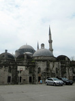 Двор Vefa Lisesi и Мечеть наследника.