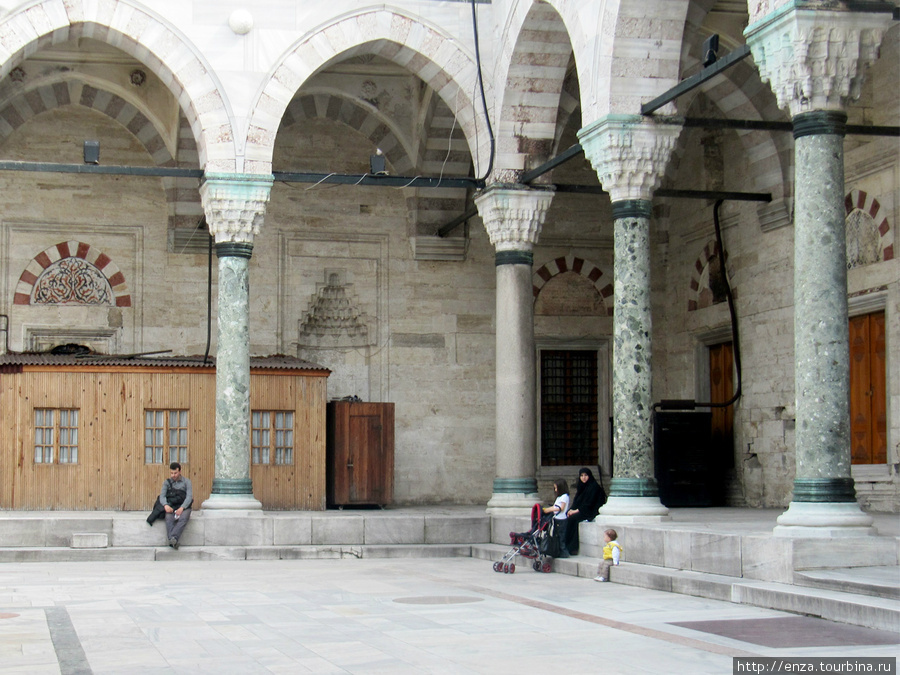 Внутренний двор мечети Баязида. Стамбул, Турция