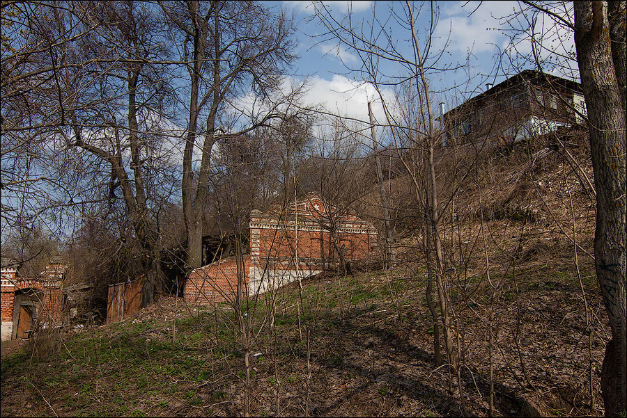 Разрушенные стены бывшей усадьбы — на стене видна шестиконечная звезда. Касимов, Россия