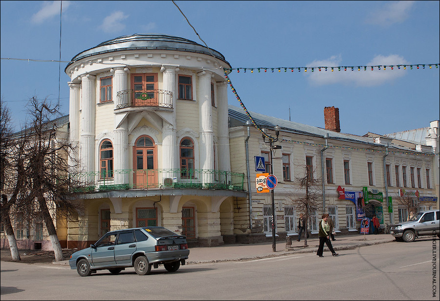 Главная улица Касимова, ныне Советская, сплошь застроена зданими XIX-начала XX веков. В недавнем прошлом, судя по фотографиям, в городе буквально царила разруха. Сейчас, после 850-летия города, многие здания отреставрированы, и прогулка по городу уже не навевает столь грустных мыслей. Вместе с тем еще очень многие здания и церкви, особенно на окраинах — почти руины. Касимов, Россия