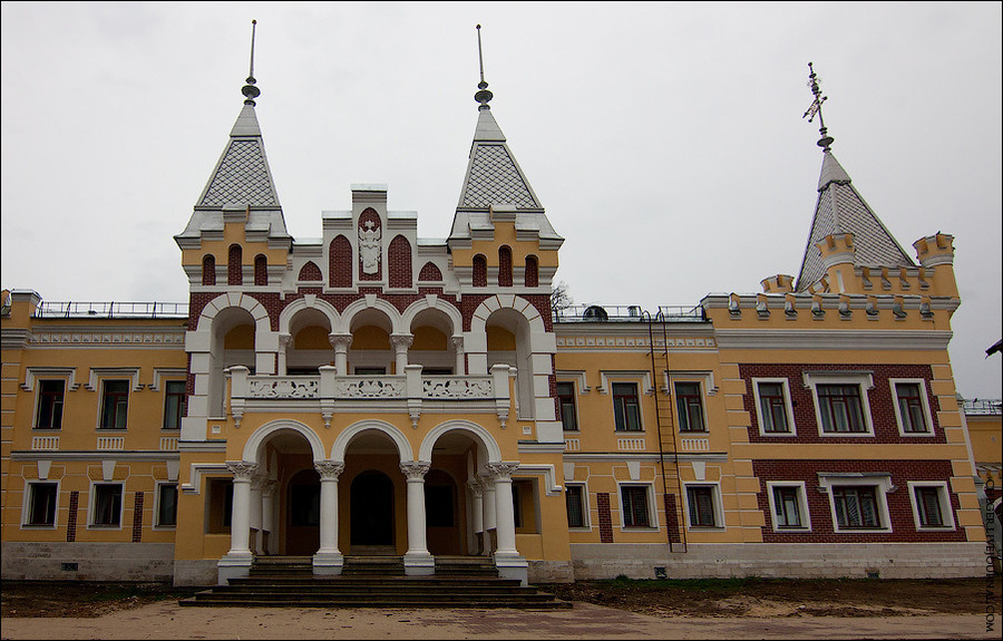 Наверху  дворец украшают средневековые зубчатые башни и башенки. Кирицы, Россия