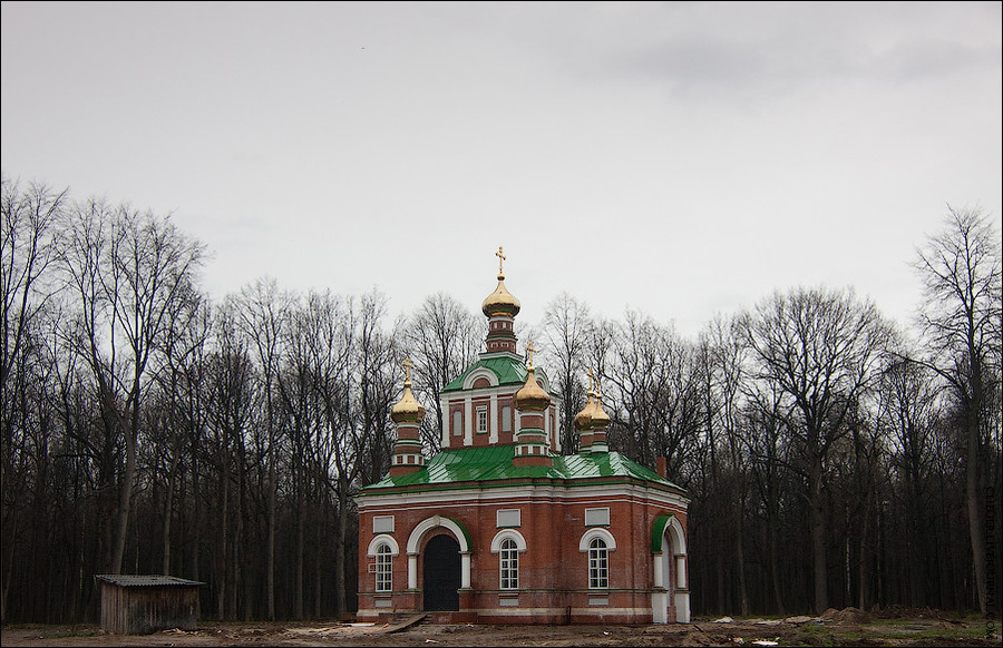Вновь построенная церковь, рядом с усадьбой барона Фон Дервиза Кирицы, Россия