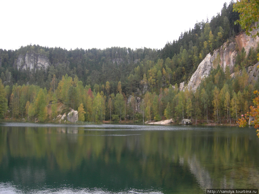 Чистейшее и бездонное горное озеро в Skalne miasto, Польша-Чехия Прага, Чехия