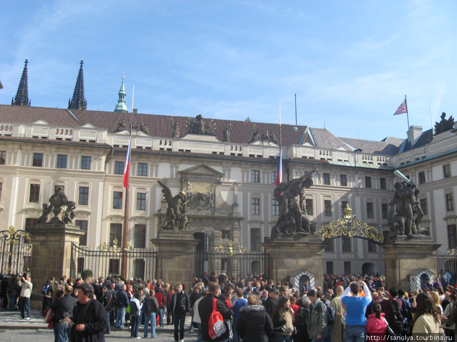 Смена караула у Президентского дворца, сотни наблюдателей Прага, Чехия