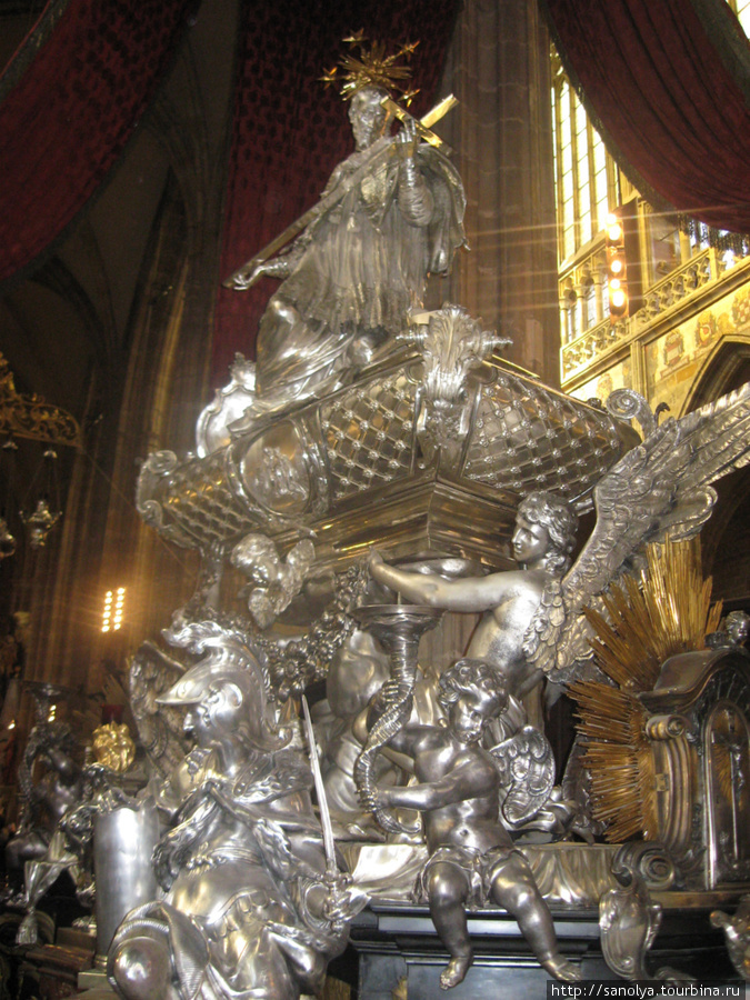 Собор Св. Витта, Прага
Усыпальница Святого Витта, как утверждается,  из чистого серебра Прага, Чехия