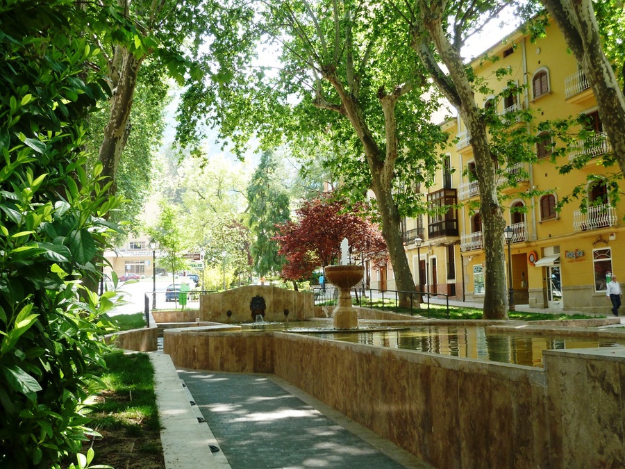 Хатива: фонтан на  площади Автономная область Валенсия, Испания