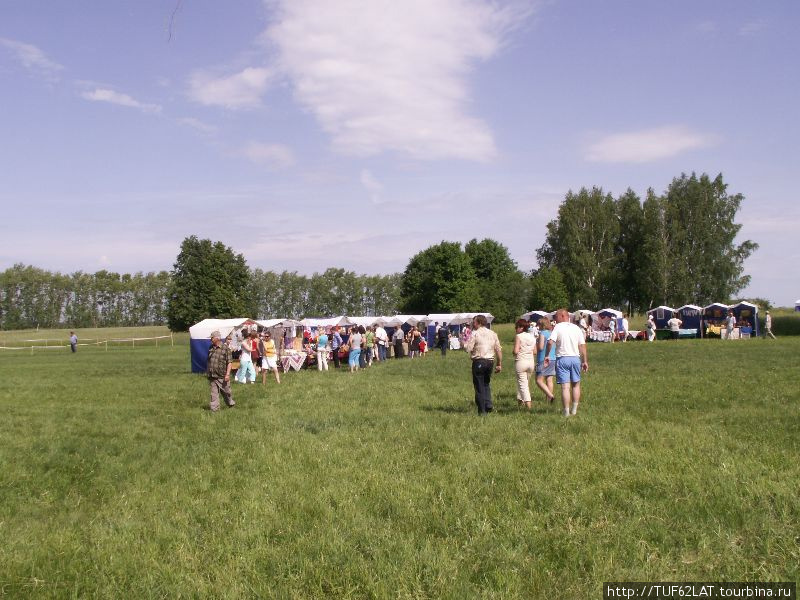 Слева расположились палатки с сувенирами Монастырщино (Куликово поле), Россия