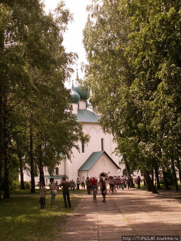 Люди посещают мемориальную  экспозицию, посвященную Куликовскому сражению. Экспозиция была торжественно открыта 8 августа 1980 г. Монастырщино (Куликово поле), Россия