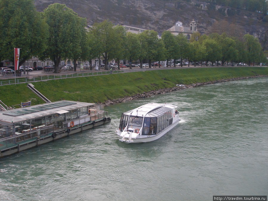 На реке Зальцах плавает  один  единственный катер. Зальцбург, Австрия