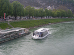 На реке Зальцах плавает  один  единственный катер.