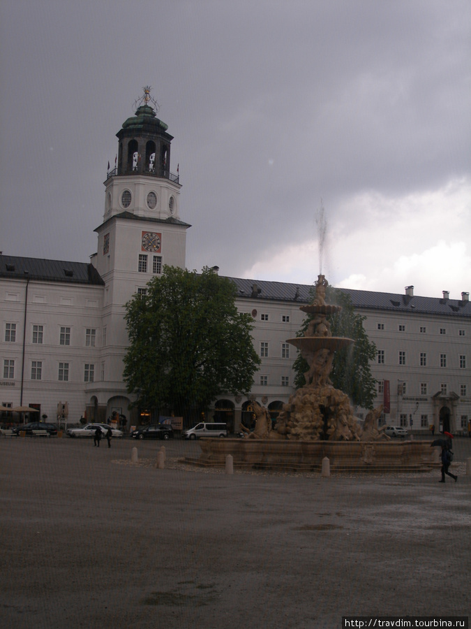15-ти метровый фонтан в стиле барокко на площади Резиденции(постройка 1660г.) Зальцбург, Австрия