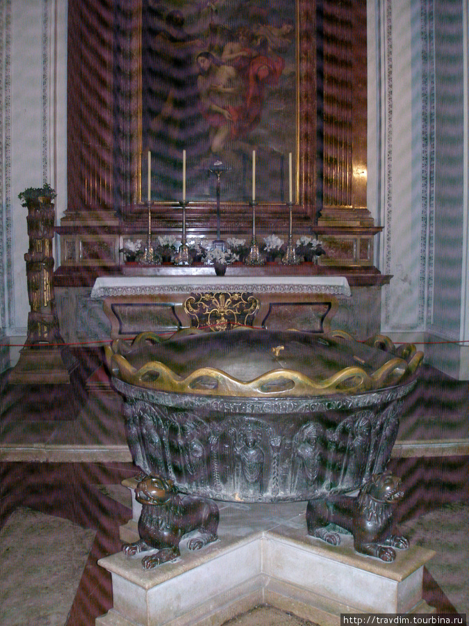 Купель в которой крестили 3-х дневного Моцарта в соборе Святого Руперта. Зальцбург, Австрия